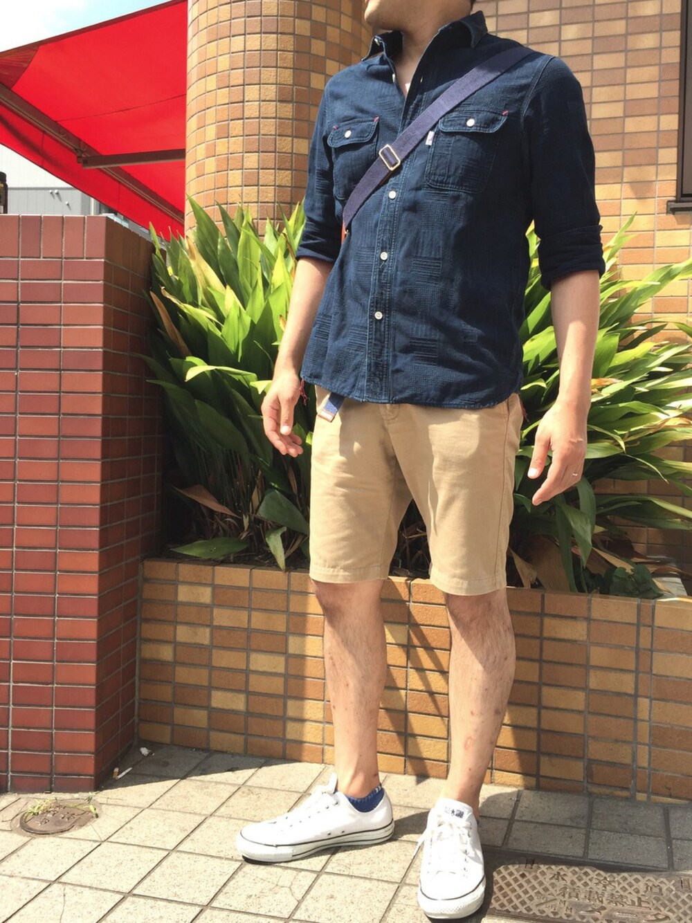 「シンプルコーデ、デニム、デニムシャツ、ショートパンツ、コンバース、スニーカー、チノパン、カジュアル、大人カジュアル、ネイビー」｜「ABAHOUSEのｺﾝﾊﾟｸﾄﾁﾉｽﾄﾚｯﾁ ｼｮｰﾄﾊﾟﾝﾂ（チノパンツ、ベージュ系）」を使った、KEITOさん（メンズ・178cm）の夏コーディネートの1枚目の写真