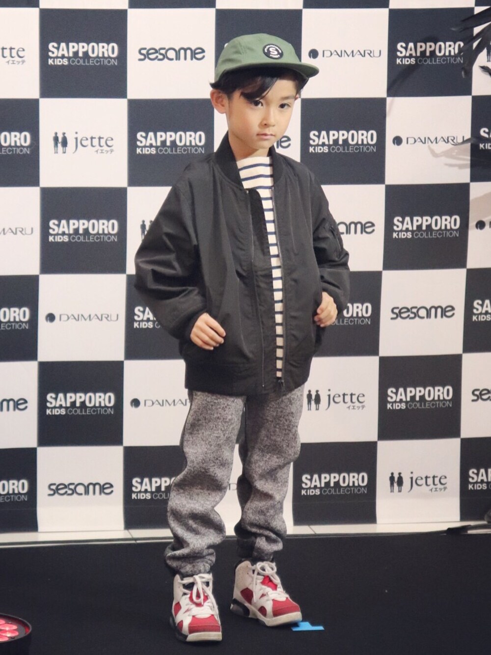 「SHIPS、カジュアル、MA-1、キャップ、AIR JORDAN、スウェットパンツ」｜「SHIPSのALPHA:KIDS MA-1 (2018SS)（MA-1、ブラック系）」を使った、三兄弟さん（キッズ・110cm）の夏コーディネートの1枚目の写真