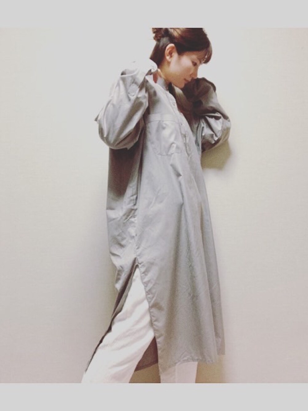 シルバー系のワンピースを着用したレディースの春コーディネートの1枚目の写真