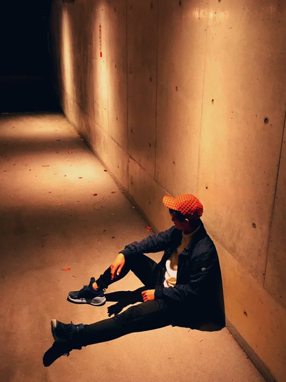 「草津、SCOTCH & SODA、NIKE、コーチジャケット、スポーツミックス、UNIQLOニット」｜「SCOTCH & SODAのアイテム（キャップ、レッド系）」を使った、Heikeさん（メンズ・165cm）の秋コーディネートの1枚目の写真