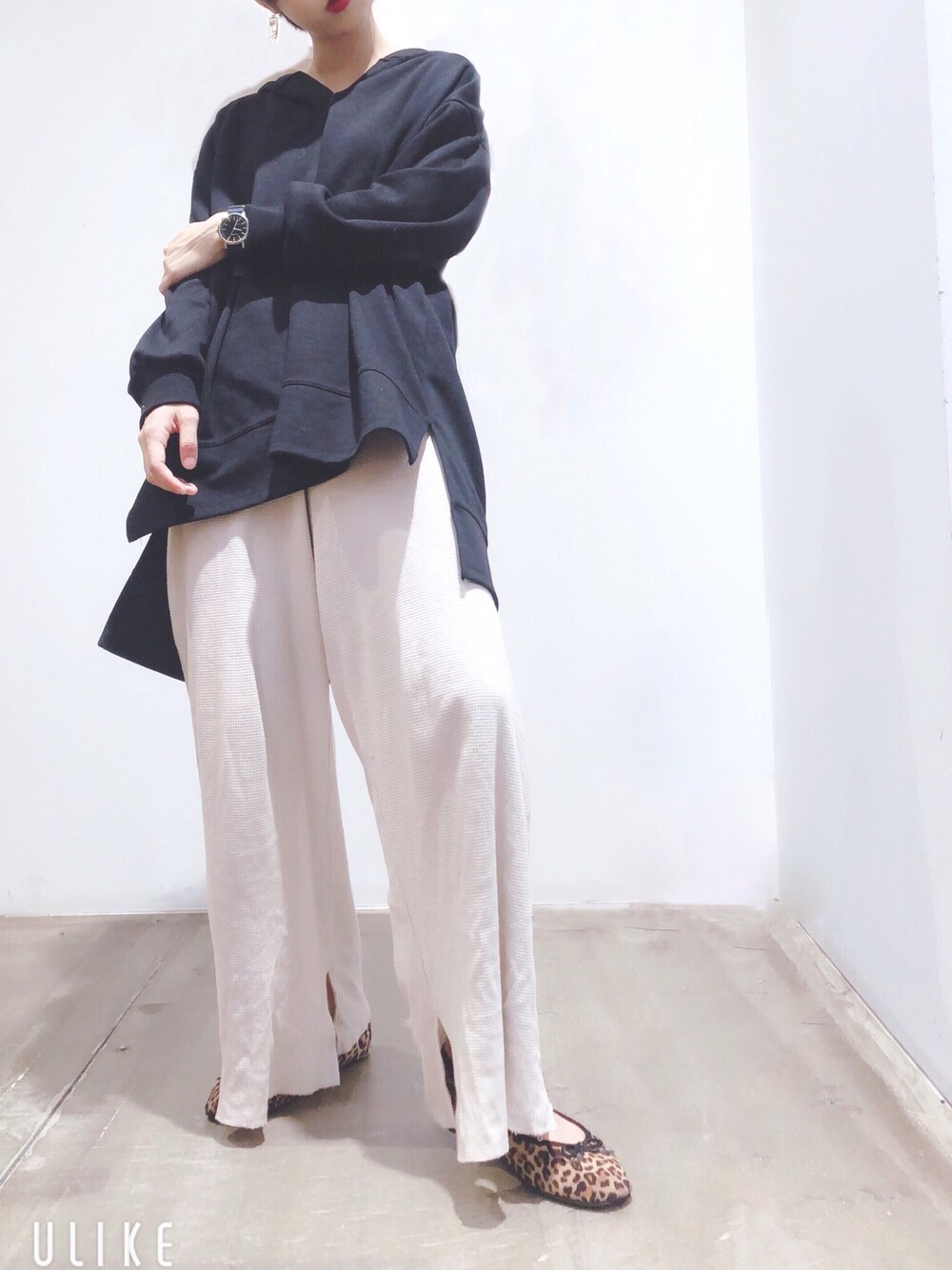 その他のパンプス、ベージュ系のその他パンツ、ブラック系のTシャツ/カットソーを着用したレディースの秋コーディネートの1枚目の写真
