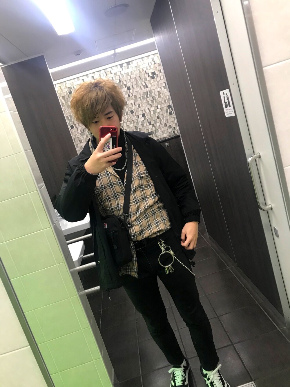 ブラック系のその他パンツ、ブラック系のスニーカー、ブラック系のショルダーバッグを着用したメンズの冬コーディネートの1枚目の写真