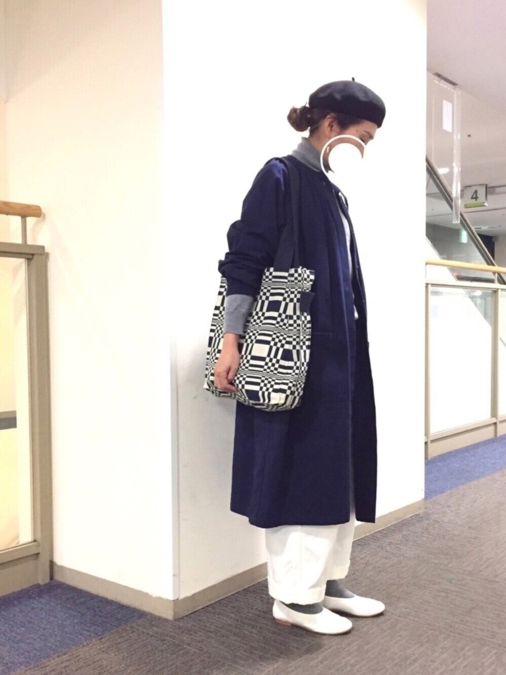 グレー系のニット/セーター、ブルー系のジャケット/アウター、ブルー系のハンドバッグを着用したレディースの春コーディネートの1枚目の写真