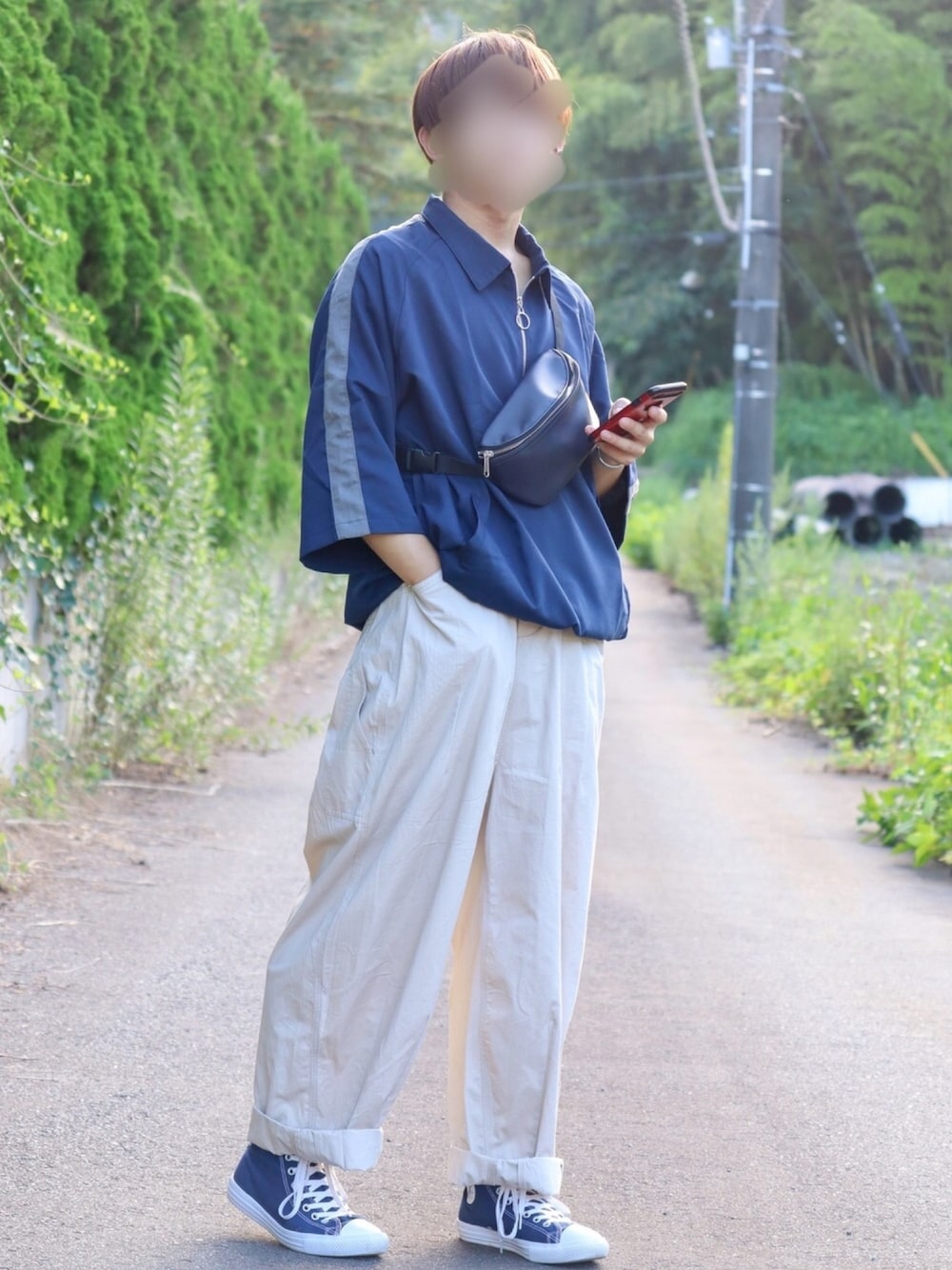 「ゆるコーデ、ビッグシルエット、オーバーサイズ、ワイドパンツ、白パンツ、ホワイトパンツ、コンバース、ハイカットスニーカー、低身長、GU」｜「CASPER JOHNのHalf-zip Ballon Raglan T-shirts/ハーフジップバルーンラグランT（シャツ/ブラウス、ブルー系）」を使った、Hiroさん（メンズ・162cm）の夏コーディネートの1枚目の写真