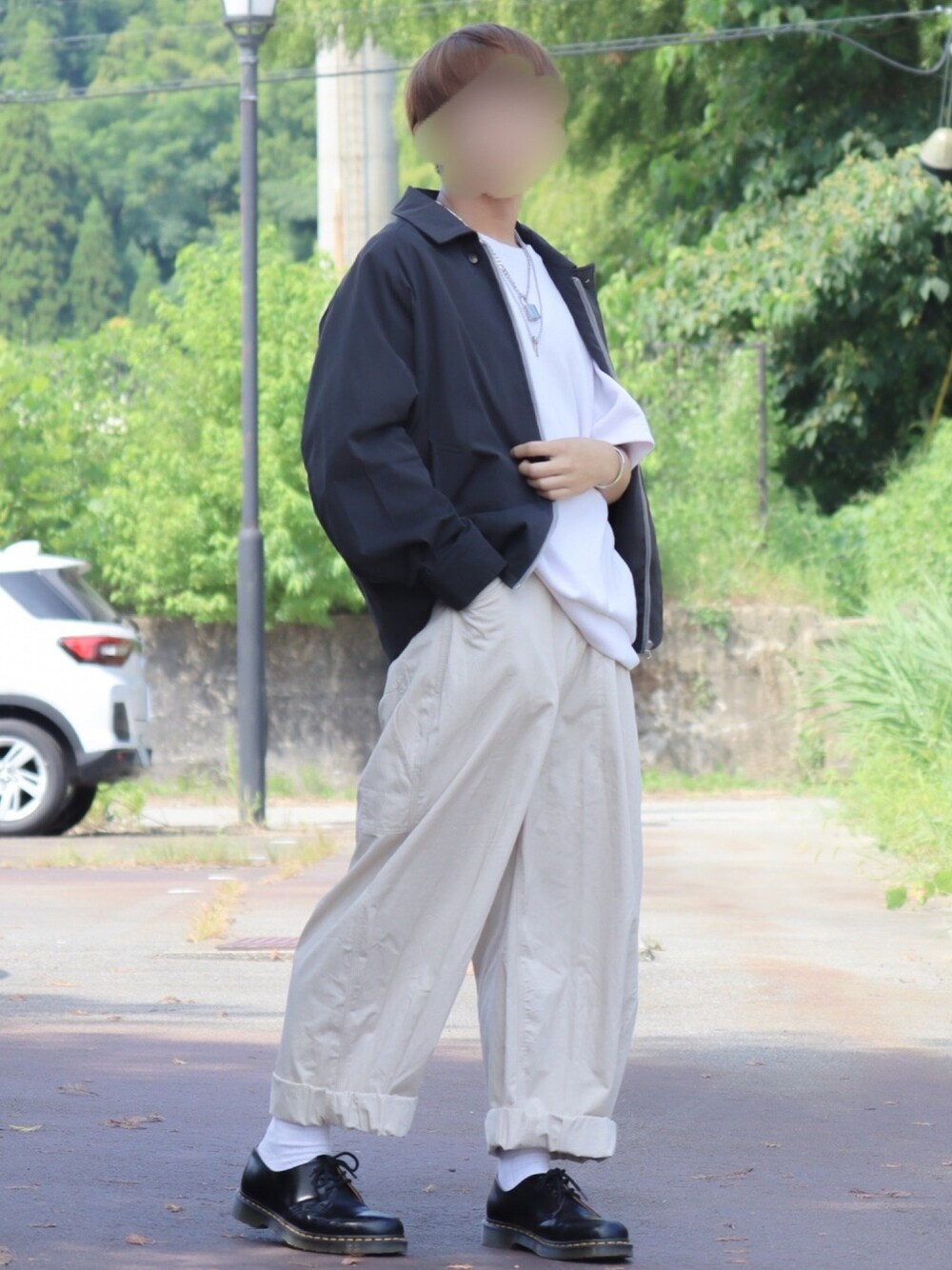 「ゆるコーデ、ビッグシルエット、オーバーサイズ、ワイドパンツ、Dr.Martens、秋コーデ、モノトーン、くすみカラー、ジャケット、低身長」｜「remerのloose zip jacket / ルーズジップジャケット（カバーオール、グレー系）」を使った、Hiroさん（メンズ・162cm）の夏コーディネートの1枚目の写真