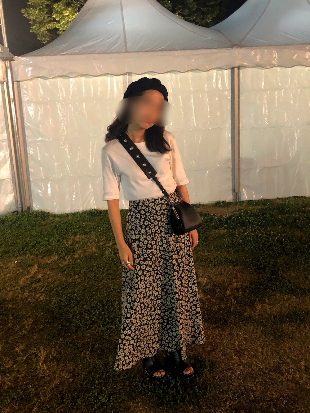 「シンプルコーデ、オトナカジュアル、ラクチンコーデ、お洒落さんとつながりたい、サンダル、ブラック、Aラインスカート、花柄スカート、Tシャツ、ベレー帽」｜「AZUL by moussyのPESE PURSE SHOULDER BAG（ショルダーバッグ、ブラック系）」を使った、REさん（レディース・151cm）の春コーディネートの1枚目の写真