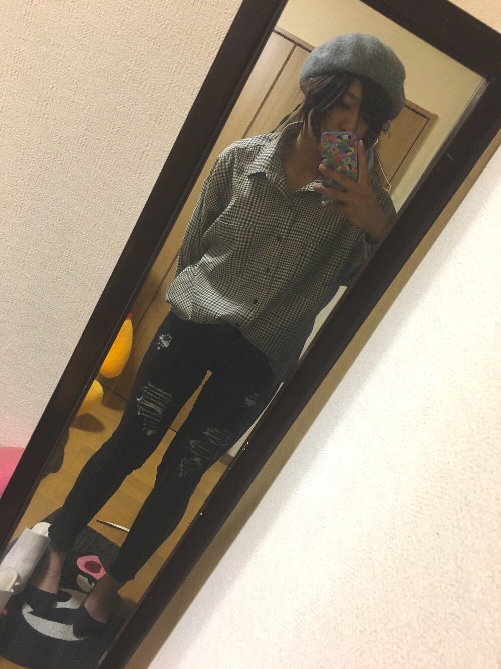 「チェックシャツ、秋コーデ、プチプラコーデ、ダメージデニムパンツ、ベレー帽、下半身デブ」｜「SHOPLISTのアイテム（シャツ/ブラウス、ベージュ系）」を使った、ゆちんさん（レディース・164cm）の秋コーディネートの1枚目の写真