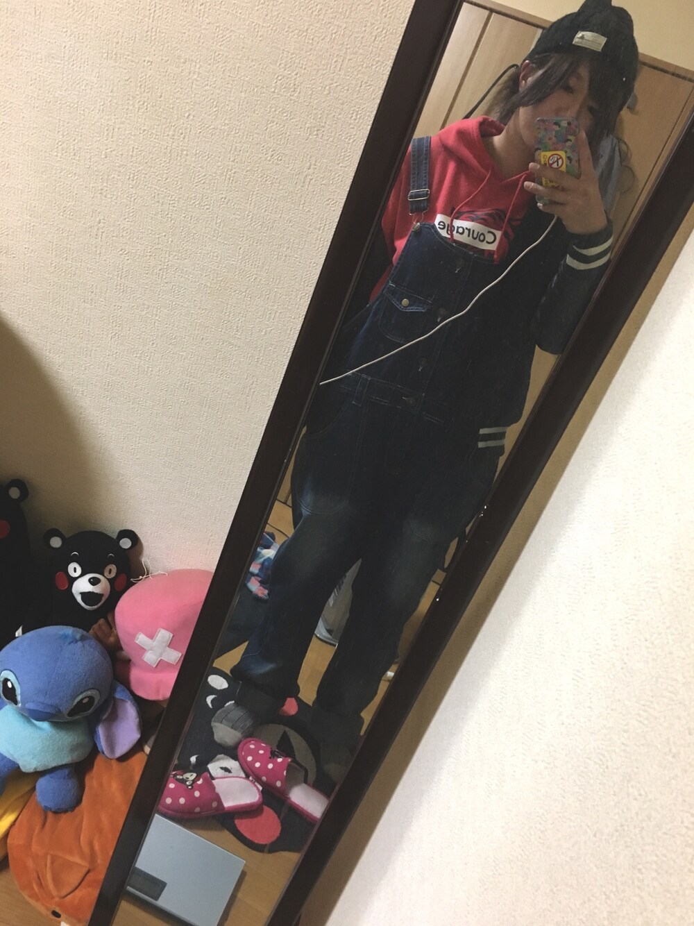 「ゆるコーデ、ビックシルエット、オーバーオール、ニット帽」｜「SHOPLISTのアイテム（パーカー、レッド系）」を使った、ゆちんさん（レディース・164cm）の秋コーディネートの1枚目の写真
