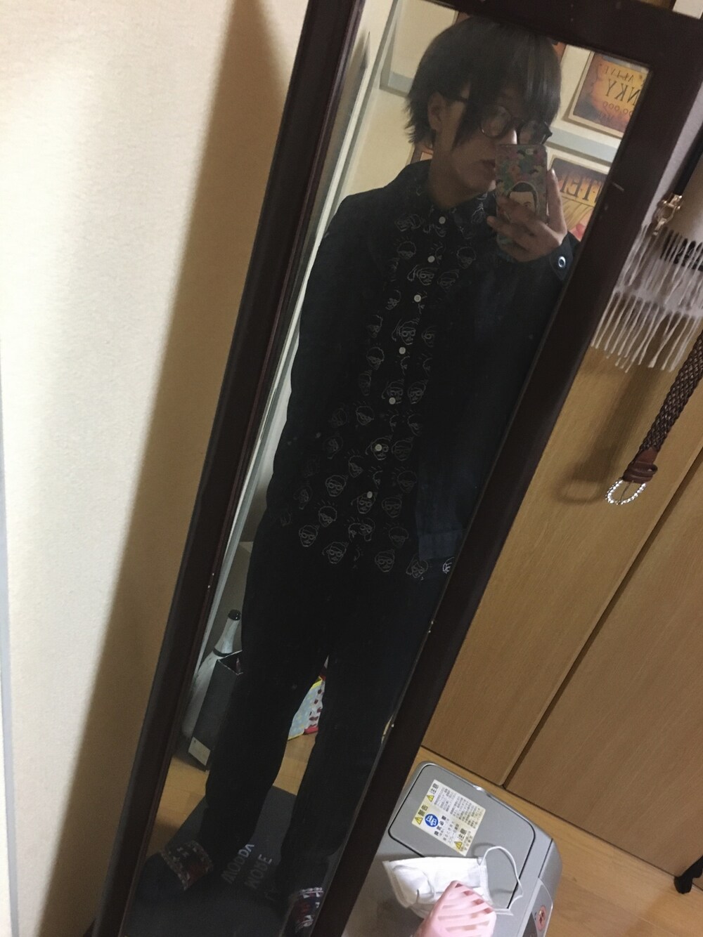 「黒コーデ、メンズコーデ、めがね、サルエルパンツ、春コーデ」｜「SHOPLISTのアイテム（パンツ、ブラック系）」を使った、ゆちんさん（レディース・165cm）の春コーディネートの1枚目の写真