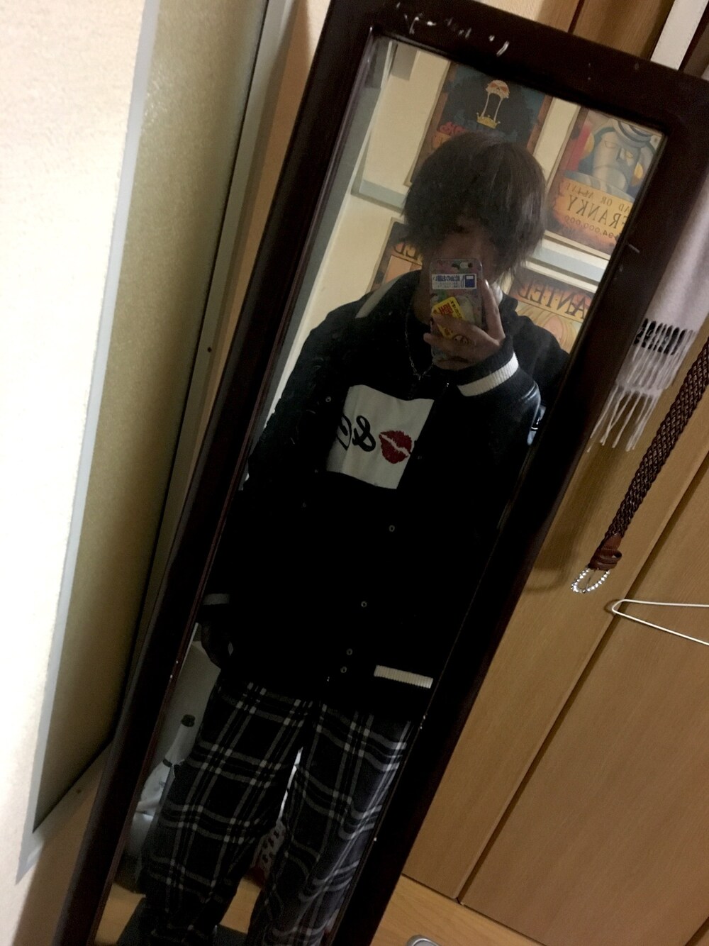 「黒コーデ、メンズファッション、チェックパンツ、飲み会コーデ」｜「GRAFFITIのアイテム（スウェット、ブラック系）」を使った、ゆちんさん（レディース・165cm）の春コーディネートの1枚目の写真