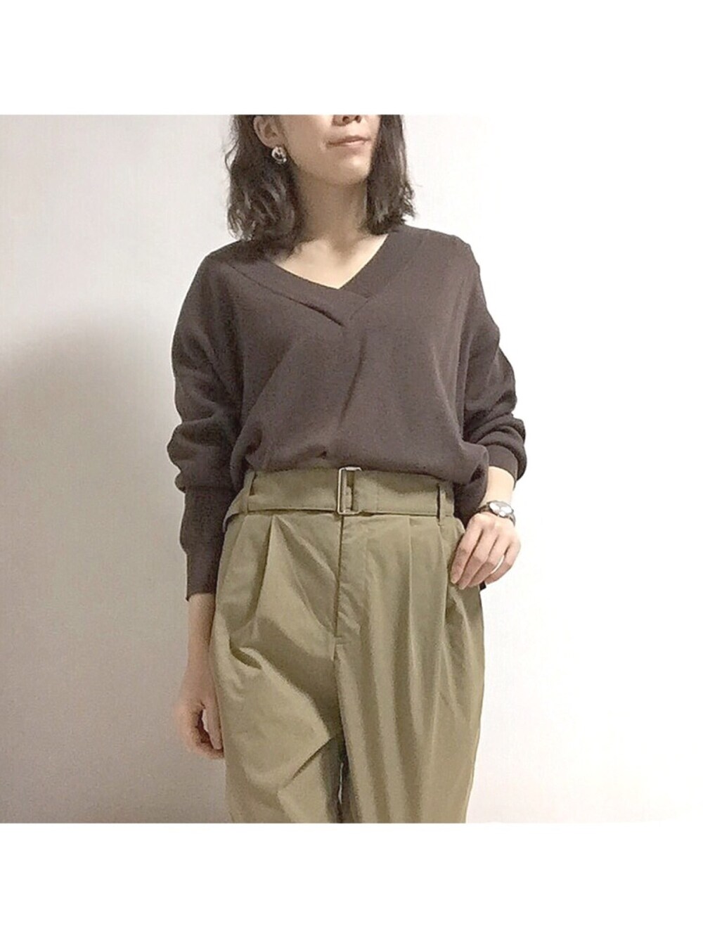 「大人カジュアル、シンプルコーデ、きれいめカジュアル、ベージュ、ブラウンコーデ、Vネック、テーパードパンツ、KBF、JEANASiS、URBAN RESEARCH」｜「KBFのKBF ベルトテーパードパンツ（その他パンツ、ベージュ系）」を使った、aya*さん（レディース・162cm）の秋コーディネートの1枚目の写真