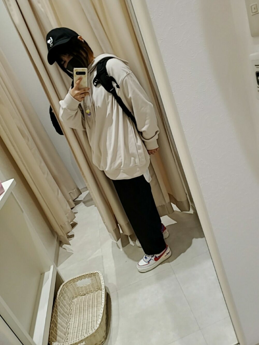 「ゆるコーデ、ノップドゥノッド、GU、春コーデ、スニーカー女子」｜「nop de nodのPomme パンツ（その他パンツ、ブラック系）」を使った、おまめさん（レディース・157cm）の冬コーディネートの1枚目の写真