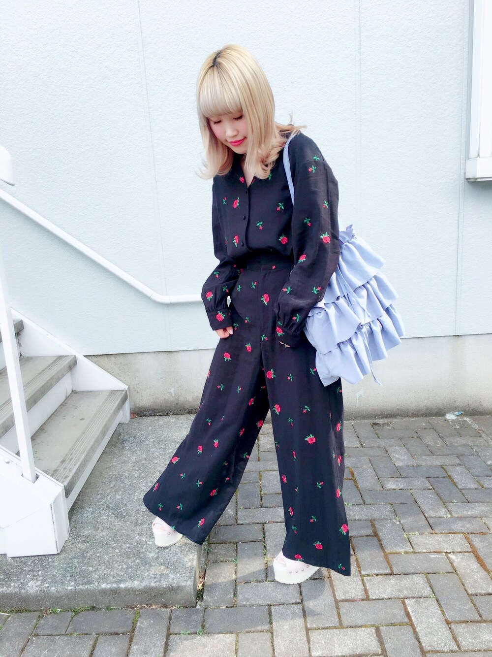 「はるコーデ、ワイドパンツ、セットアップ、バラ柄、パジャマ、ゆるコーデ、チョーカー、オールブラック」｜「jouetieのローズシシュウブラウス（シャツ/ブラウス、ブラック系）」を使った、ゆきみさん（レディース・153cm）の春コーディネートの1枚目の写真