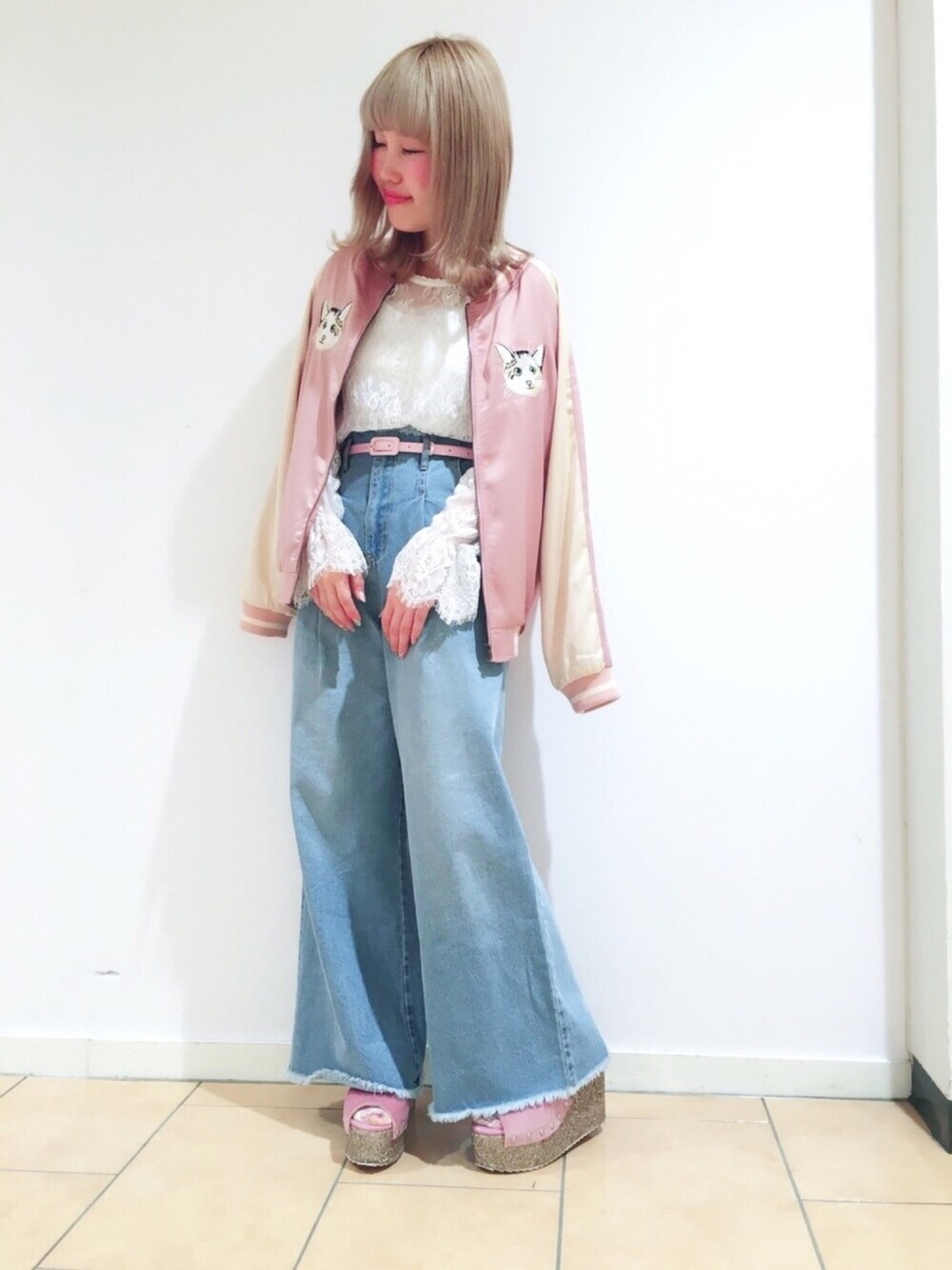 「denim、デニムワイドパンツ、pink、デニム×ピンク、スカジャン、レース」｜「archivesのレースプルオーバー（シャツ/ブラウス、ホワイト系）」を使った、ゆきみさん（レディース・153cm）の春コーディネートの1枚目の写真