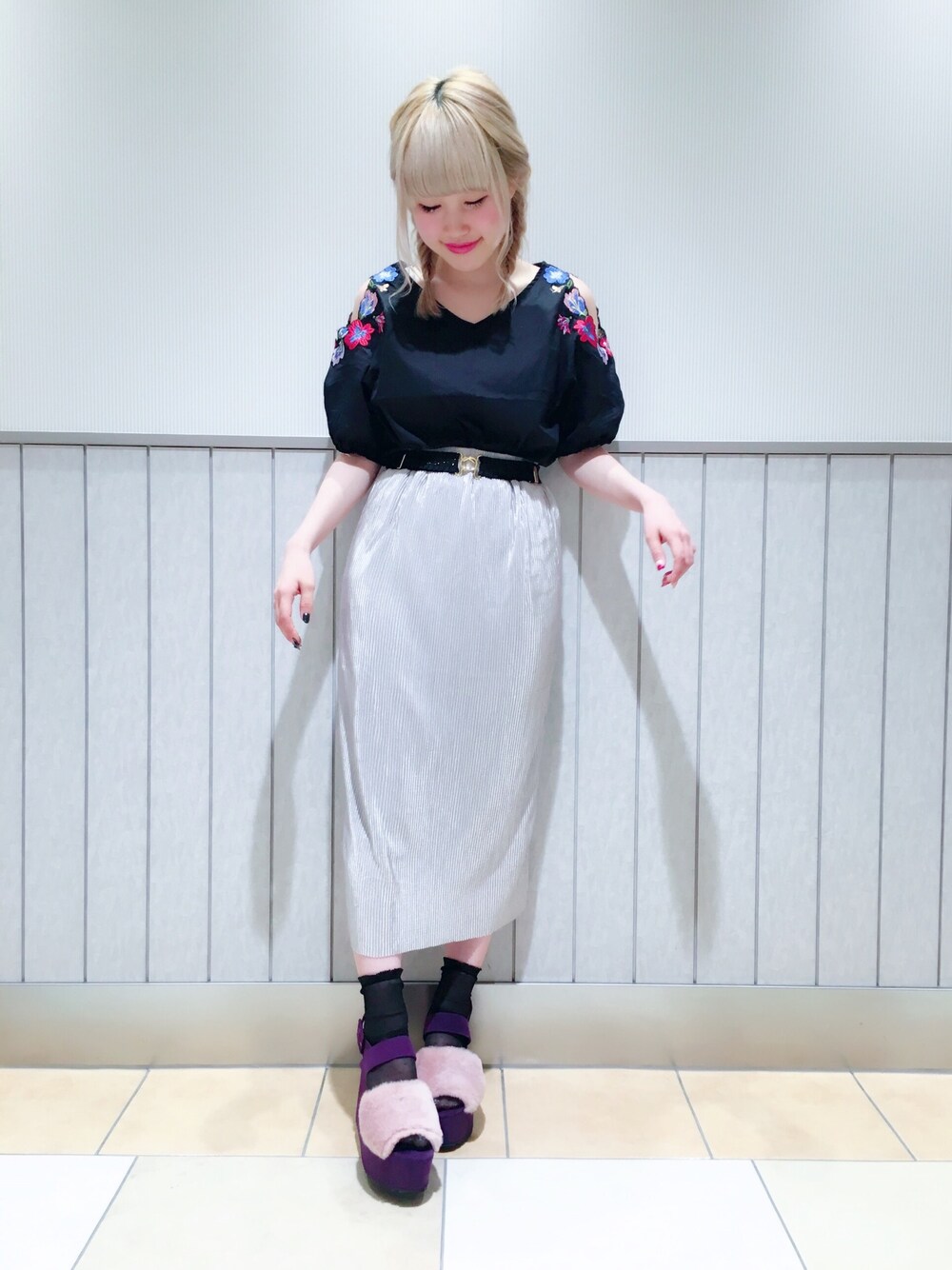 「秋色、ブラウス、肩あき、ハイウエスト、タイトスカート、ラメ、ファーサンダル、シルバー」｜「archivesの袖刺繍入りプルオーバー（シャツ/ブラウス、ブラック系）」を使った、ゆきみさん（レディース・153cm）の夏コーディネートの1枚目の写真