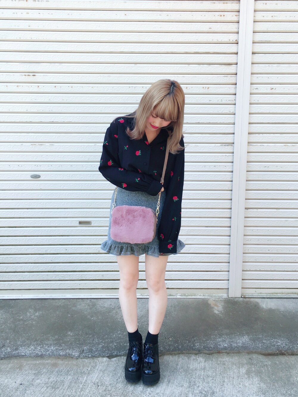 「シャツ、柄シャツ、刺繍、ラメスカート、ラメ、フリル、厚底、韓国ファッション、ファーバッグ」｜「jouetieのローズシシュウブラウス（シャツ/ブラウス、ブラック系）」を使った、ゆきみさん（レディース・153cm）の秋コーディネートの1枚目の写真