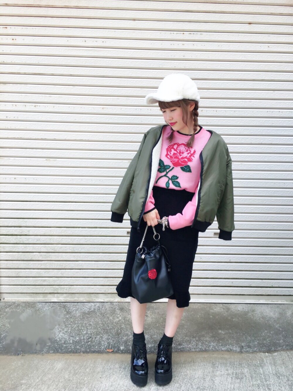 「秋コーデ、カジュアル、薔薇、ピンク、コーデュロイスカート、ブルゾン、キャップ、ファー小物、タイトスカート」｜「jouetieのフラワーJQDビーズニット（ニット/セーター、ピンク系）」を使った、ゆきみさん（レディース・153cm）の秋コーディネートの1枚目の写真