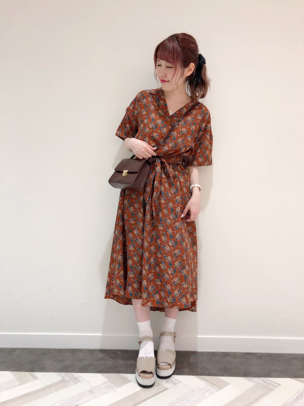 「ワンピース、夏コーデ、秋コーデ、ブラウン、花柄ワンピース、ショルダーバッグ、ラクチンコーデ」｜「archivesの開襟花柄ワンピース（ワンピース、イエロー系）」を使った、ゆきみさん（レディース・153cm）の夏コーディネートの1枚目の写真