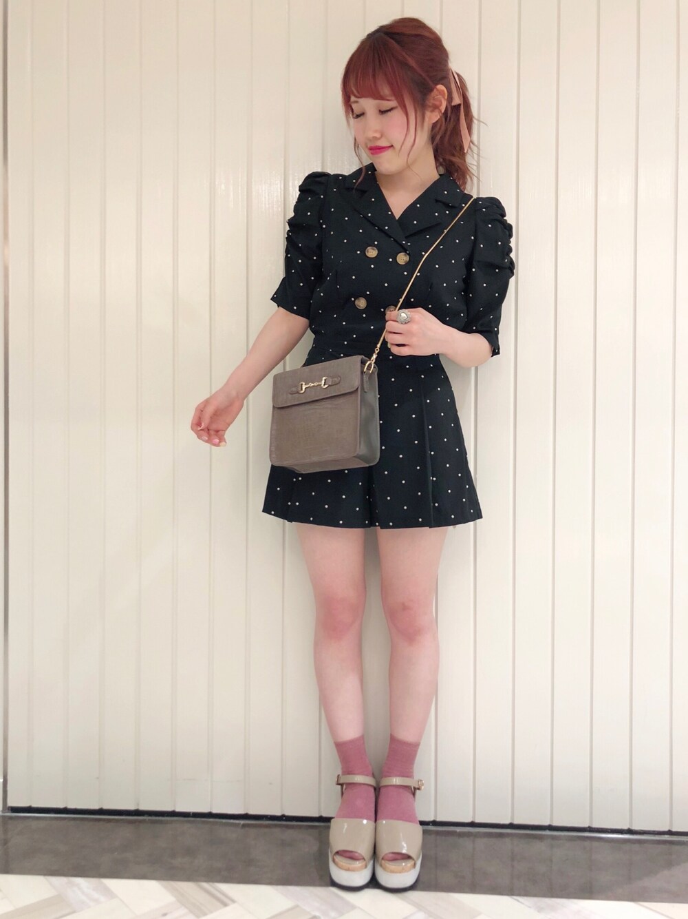 「シンプルコーデ、黒、厚底サンダル、オールインワン、ショートパンツ、ドット、秋のコーデ、低身長」｜「archivesの開襟コンビネゾン（ワンピース、ブラック系）」を使った、ゆきみさん（レディース・153cm）の夏コーディネートの1枚目の写真