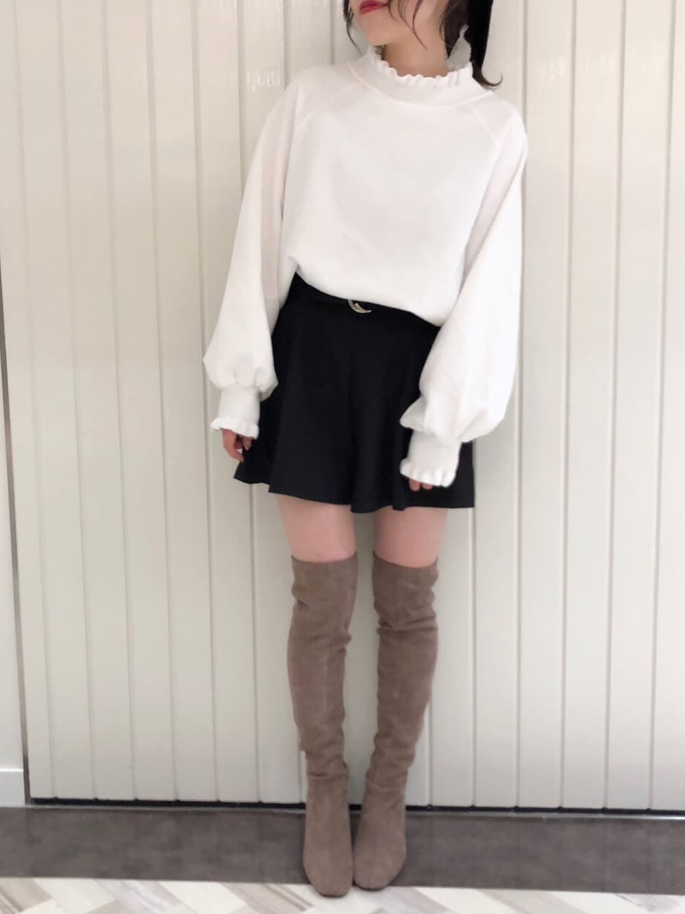 「冬、ボリューム袖、スウェット、フリル、ショートパンツ、白黒、ニーハイブーツ、低身長、ハイネック」｜「archivesのリブフリルスウェット（Tシャツ/カットソー、ホワイト系）」を使った、ゆきみさん（レディース・153cm）の冬コーディネートの1枚目の写真