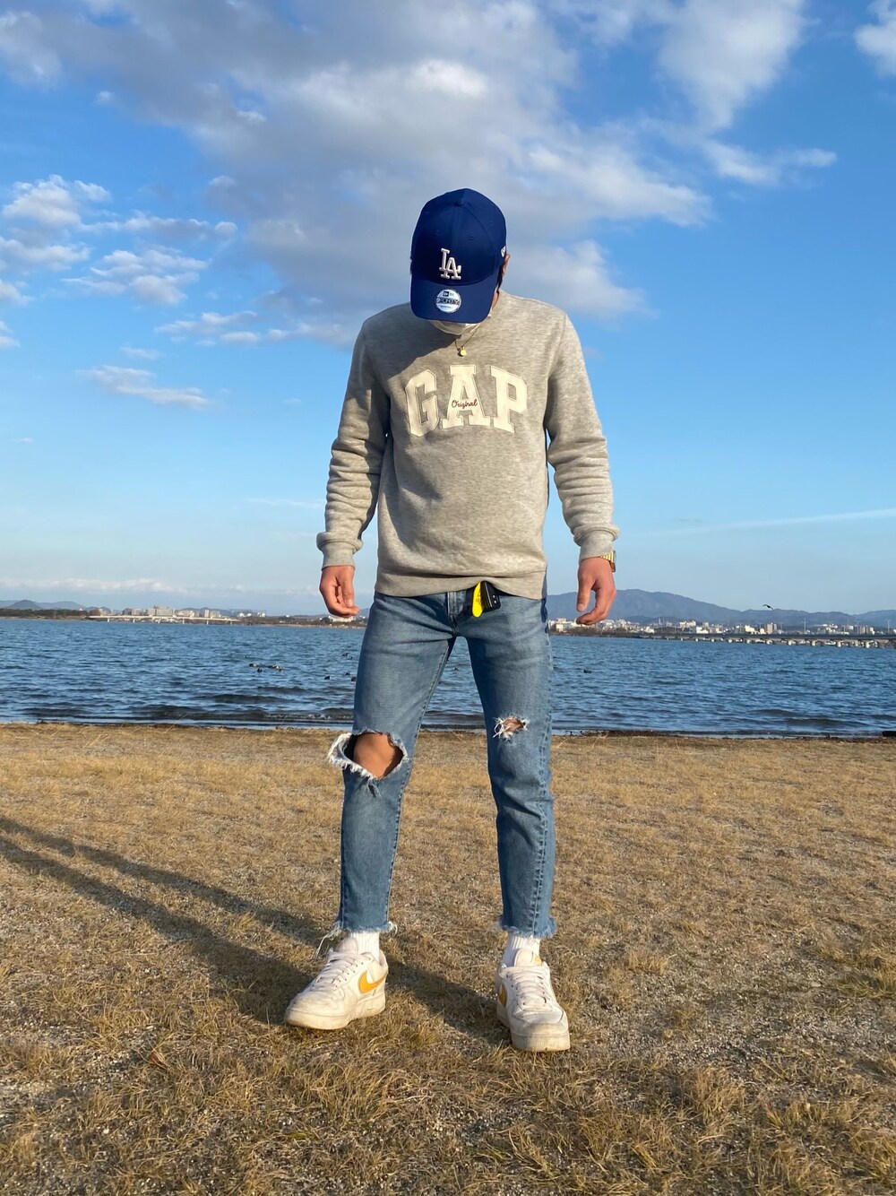 「今日のコーデ、スニーカーコーデ、休日スタイル、ジーンズコーデ、リメイクジーンズ、トレーナーコーデ、お洒落さんとつながりたい、Levi's、キャップコーデ、ギャップコーデ」｜「GAPのロゴフリース クルーネックプルオーバー（スウェット、ホワイト系）」を使った、Shooさん（メンズ・171cm）の冬コーディネートの1枚目の写真
