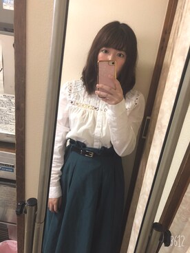 シャツ ブラウスを使った 白ブラウス 緑スカート の人気ファッションコーディネート Wear