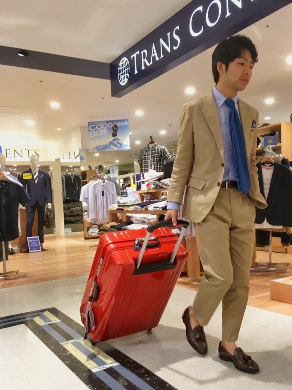 「トランスコンチネンツ、トラコン、スーツスタイル、コットンスーツ、ベージュ、ベージュ×ネイビー、夏、トラベル、スーツケース、旅行スタイル」｜「TRANS CONTINENTSのコットン段返り3ボタン スーツ（フォーマルスーツ/小物、ベージュ系）」を使った、Masahiro  Makimotoさん（メンズ・162cm）の夏コーディネートの1枚目の写真