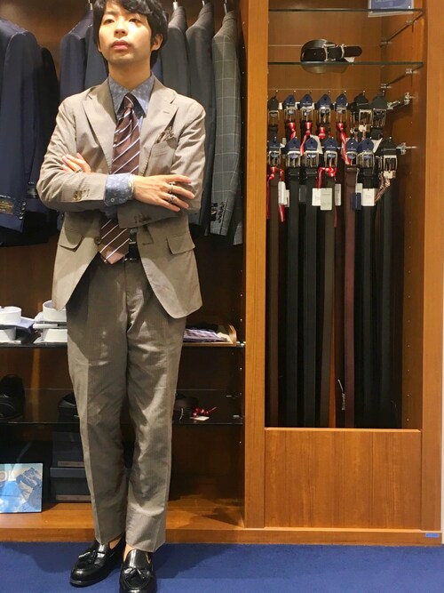 Masahiro  Makimoto使用「TRANS CONTINENTS（コットン段返り3ボタン スーツ）」的時尚穿搭