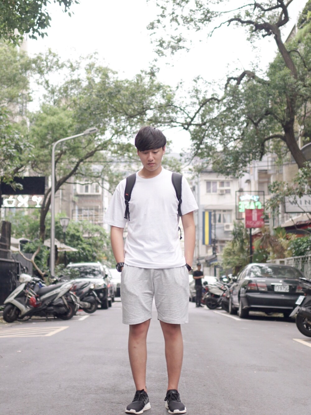 「TAIPEI、孰化、UNIQLO」｜「UNIQLOのアイテム（Tシャツ/カットソー、ホワイト系）」を使った、Austin Leungさん（メンズ・180cm）の夏コーディネートの1枚目の写真