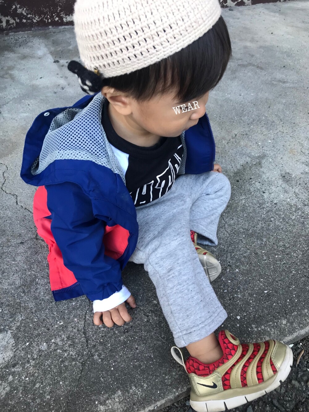 「男の子、1歳、保育園、カジュアル、NIKE、スニーカー」｜「BREEZEの裏ボアFUJIパンツ_日本製（その他パンツ、グレー系）」を使った、KeeeTさん（キッズ・80cm）の秋コーディネートの1枚目の写真