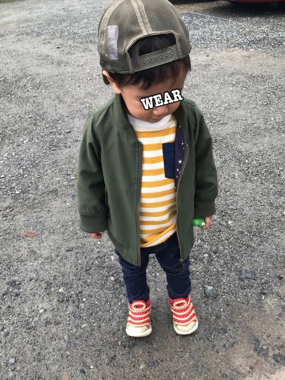 「男の子、1歳半、保育園、カジュアル、NIKE、スニーカー」｜「BREEZEのMA-1（MA-1、グリーン系）」を使った、KeeeTさん（キッズ・80cm）の冬コーディネートの1枚目の写真
