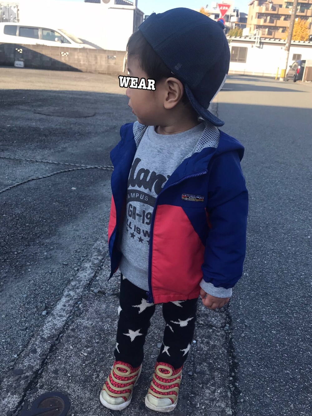 「男の子、1歳半、保育園、カジュアル、NIKE、スニーカー」｜「petit mainのロゴメッシュキャップ（キャップ、ブルー系）」を使った、KeeeTさん（キッズ・80cm）の冬コーディネートの1枚目の写真