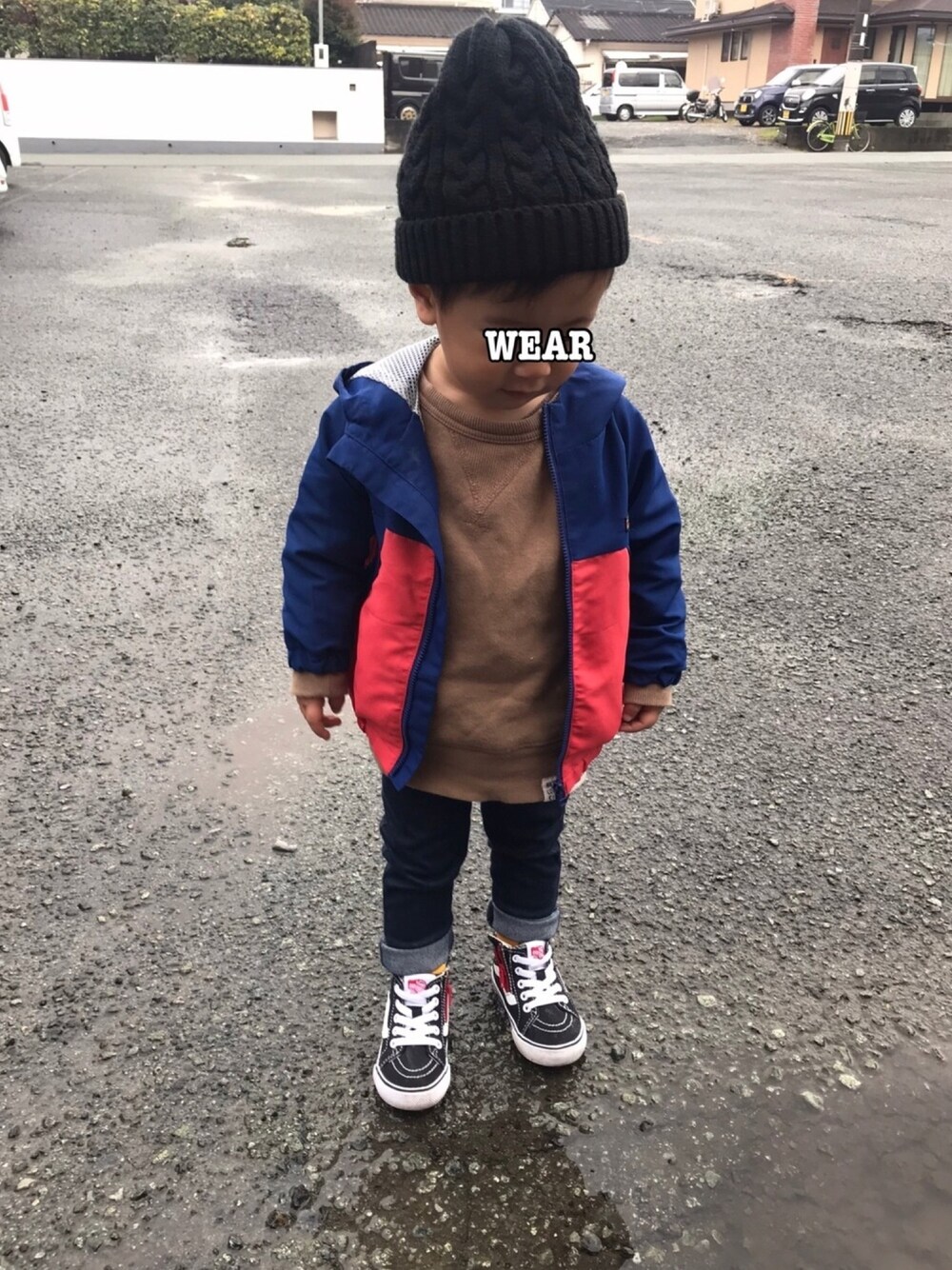 「男の子、1歳半、保育園、VANS、スニーカー、カジュアル」｜「VANSのキッズ VANS ヴァンズ SK8-HI スケートハイ V38 BABY BLACK/BLACK（スニーカー、ブラック系）」を使った、KeeeTさん（キッズ・80cm）の冬コーディネートの1枚目の写真