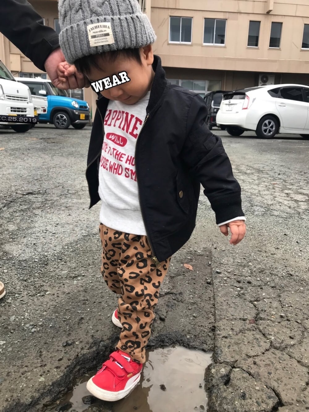 「男の子、1歳半、保育園、カジュアル、PUMA、スニーカー、スウェット」｜「devirockのプリントスウェットサルエルパンツ（その他パンツ、ブラウン系）」を使った、KeeeTさん（キッズ・80cm）の冬コーディネートの1枚目の写真