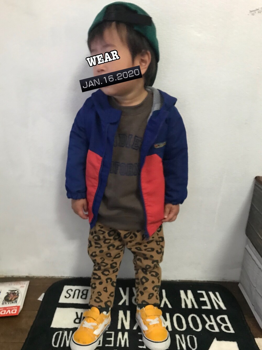 「男の子、1歳、保育園、カジュアル、VANS、スニーカー、キャップ」｜「devirockのデビラボ ロゴプリント裏起毛トレーナー（スウェット、その他）」を使った、KeeeTさん（キッズ・80cm）の冬コーディネートの1枚目の写真
