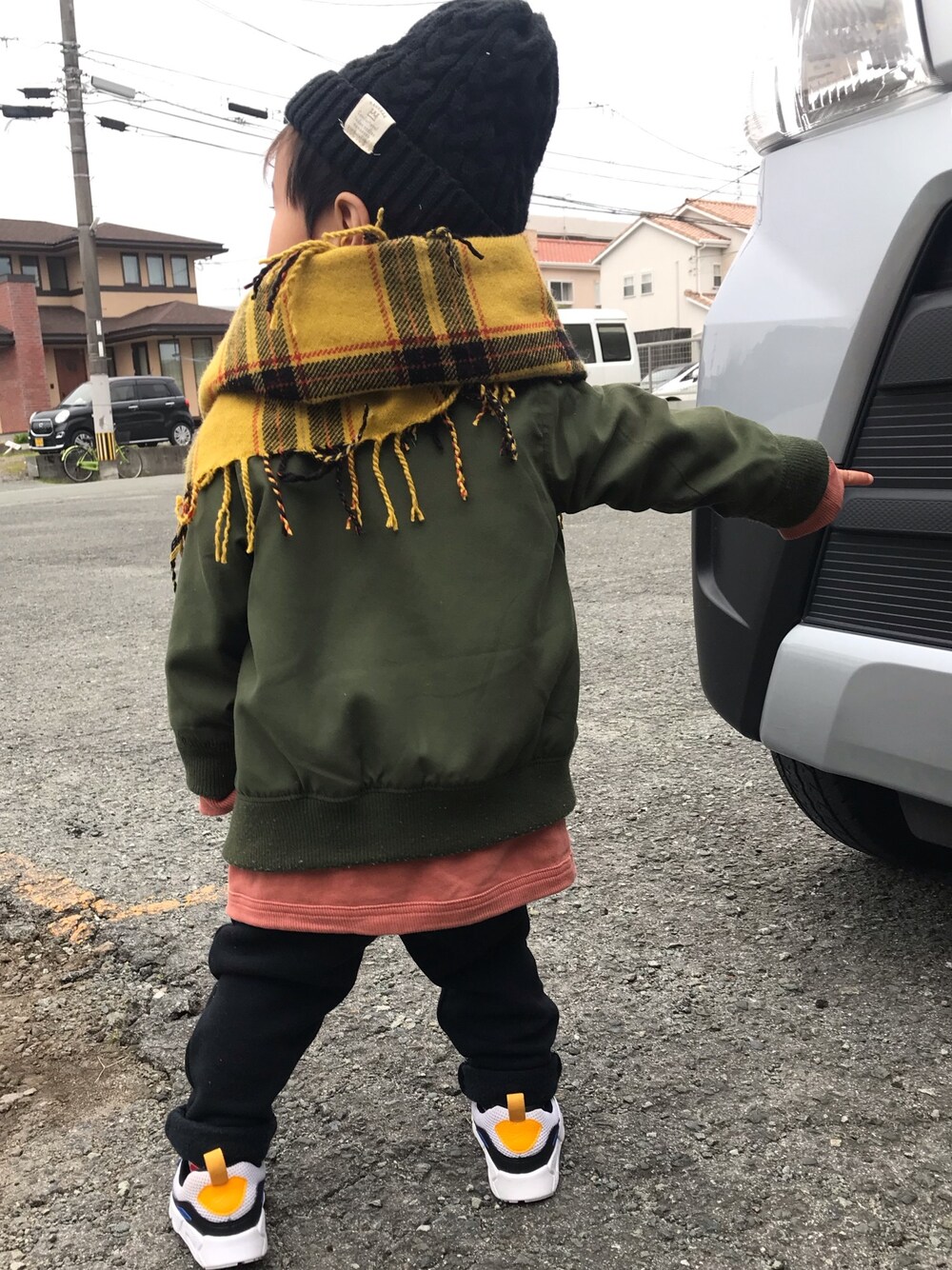 「男の子、1歳、保育園、カジュアル、NIKE、スニーカー、ニット帽」｜「BREEZEのMA-1（MA-1、グリーン系）」を使った、KeeeTさん（キッズ・80cm）の冬コーディネートの1枚目の写真