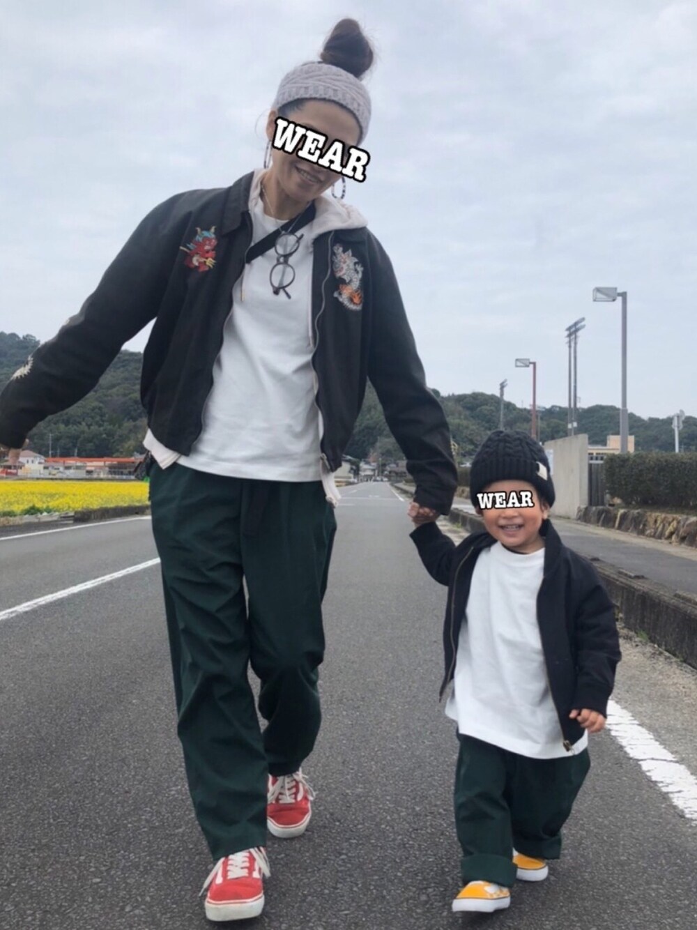 「男の子、1歳、休日スタイル、親子コーデ、カジュアル、スニーカー、VANS」｜「devirockのクライミング9分丈パンツ（その他パンツ、グリーン系）」を使った、KeeeTさん（キッズ・80cm）の春コーディネートの1枚目の写真