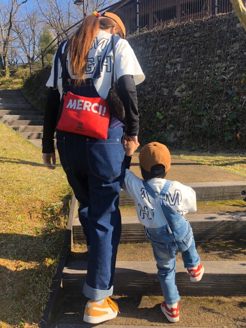 「男の子、1歳、休日スタイル、カジュアル、スニーカー、PUMA、親子コーデ」｜「JUNK STOREのNET別注ビッグシルエットTシャツ　カットソー（Tシャツ/カットソー、ホワイト系）」を使った、KeeeTさん（キッズ・80cm）の春コーディネートの1枚目の写真