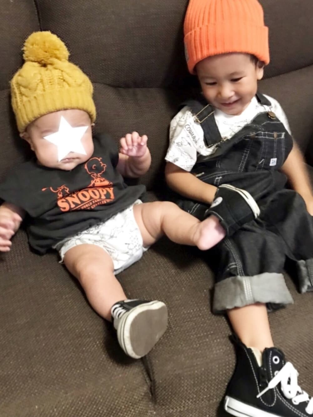 「男の子、2歳、キッズコーデ、スニーカー、Tシャツ、ニット帽、コンバース、リンクコーデ」｜「PEANUTSのPEANUTSコラボ 総柄プリントTシャツ(スヌーピー)（Tシャツ/カットソー、ホワイト系）」を使った、KeeeTさん（キッズ・80cm）の夏コーディネートの1枚目の写真