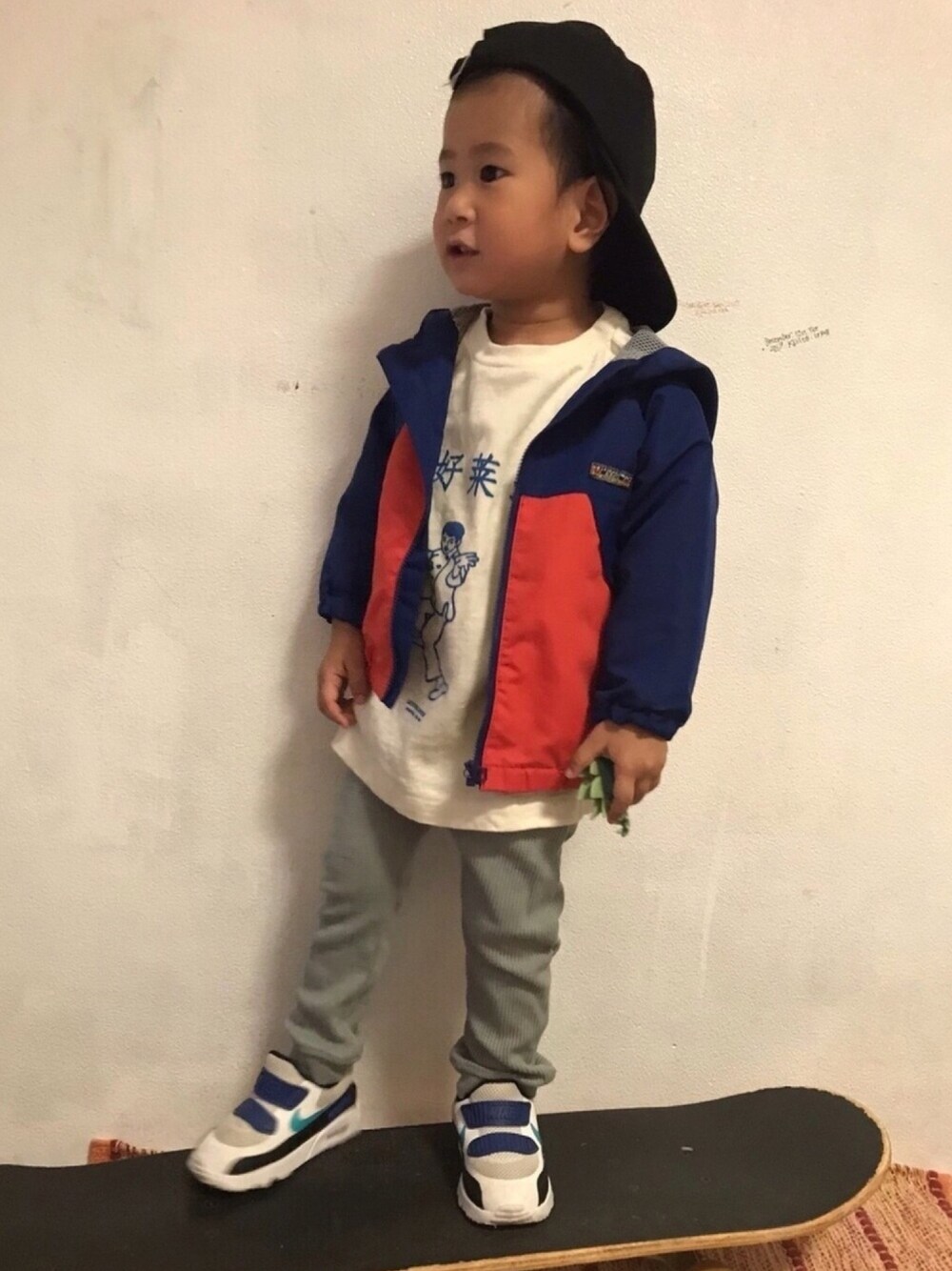 「男の子、2歳、くすみカラー、キッズコーデ、スポーツミックス、ロンT、NIKE、キャップ」｜「GO TO HOLLYWOODの天竺 カンフー 長袖Tシャツ（Tシャツ/カットソー、ホワイト系）」を使った、KeeeTさん（キッズ・90cm）の秋コーディネートの1枚目の写真