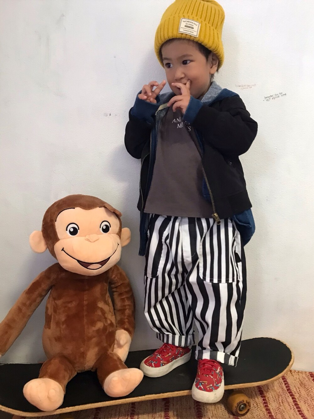 「男の子、2歳、ニット帽、MA-1、秋のコーデ、adidas、カジュアルコーデ、キッズコーデ」｜「BREEZEのロゴプリントTシャツ（Tシャツ/カットソー、グレー系）」を使った、KeeeTさん（キッズ・90cm）の秋コーディネートの1枚目の写真
