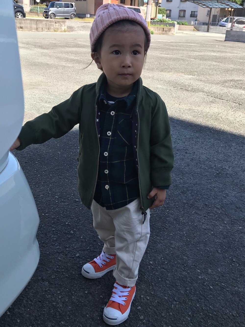 「男の子、2歳、オレンジ、休日スタイル、コンバース、ニット帽、キッズコーデ、チェックシャツ、MA-1」｜「BREEZEのMA-1（MA-1、グリーン系）」を使った、KeeeTさん（キッズ・90cm）の秋コーディネートの1枚目の写真