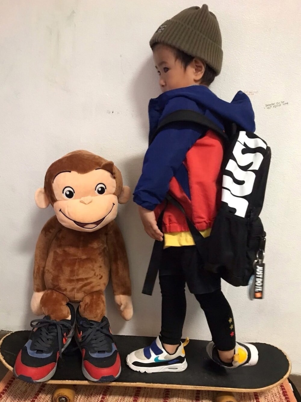 「男の子、2歳、NIKE、キッズファッション、秋コーデ、スポーツミックス、ニット帽、リュック、運動会」｜「BREEZEのウインドブレーカー（ナイロンジャケット、ブルー系）」を使った、KeeeTさん（キッズ・90cm）の秋コーディネートの1枚目の写真