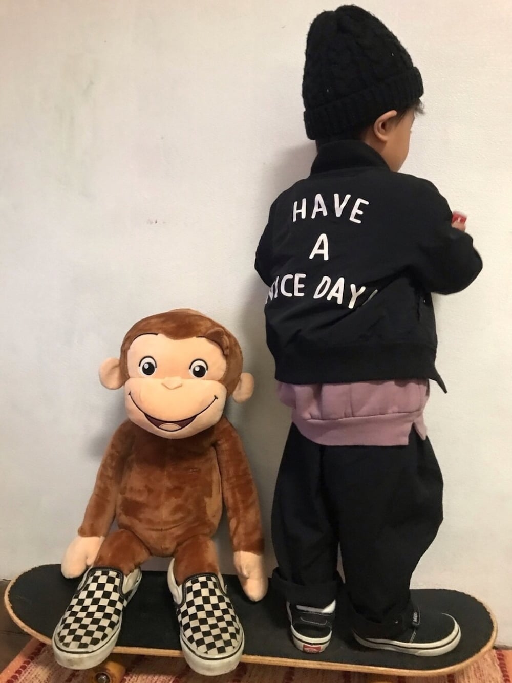 「男の子、2歳、オールブラック、ニット帽、ゆるコーデ、VANS、MA-1、キッズコーデ」｜「pairmanonの【毛玉知らずのOriginalフェイスコットン100】がっしり裏起毛 ユニセックス ビッグ 手書き風 ロゴ プリント 長袖 スウェット トレーナー（スウェット、パープル系）」を使った、KeeeTさん（キッズ・90cm）の冬コーディネートの1枚目の写真