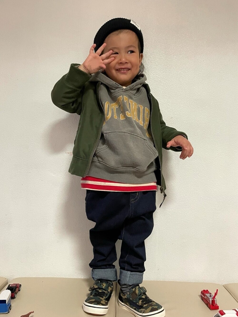 「男の子、2歳、ストリート、ゆるコーデ、ニット帽、VANS、パーカー、MA-1、レイヤードスタイル」｜「Ocean&Groundのミラープリントスウェット/パーカー（80～140cm）（パーカー、グレー系）」を使った、KeeeTさん（キッズ・90cm）の冬コーディネートの1枚目の写真