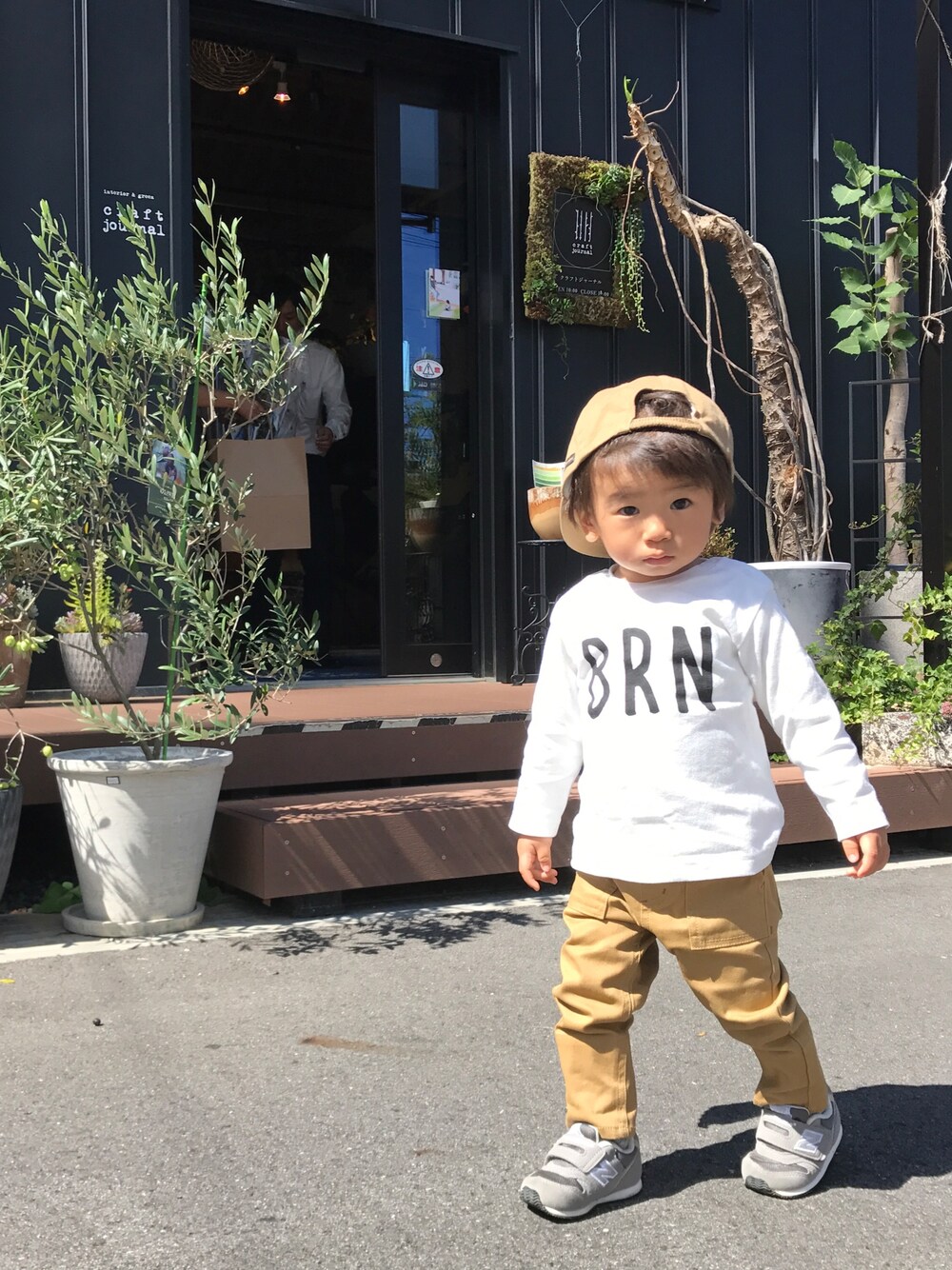 「秋のコーデ、おとこのこ、シンプルコーデ、キャップ、1歳6ヶ月」｜「BRANSHESのBRNロゴ長袖Tシャツ（Tシャツ/カットソー、ホワイト系）」を使った、yitさん（キッズ・80cm）の秋コーディネートの1枚目の写真