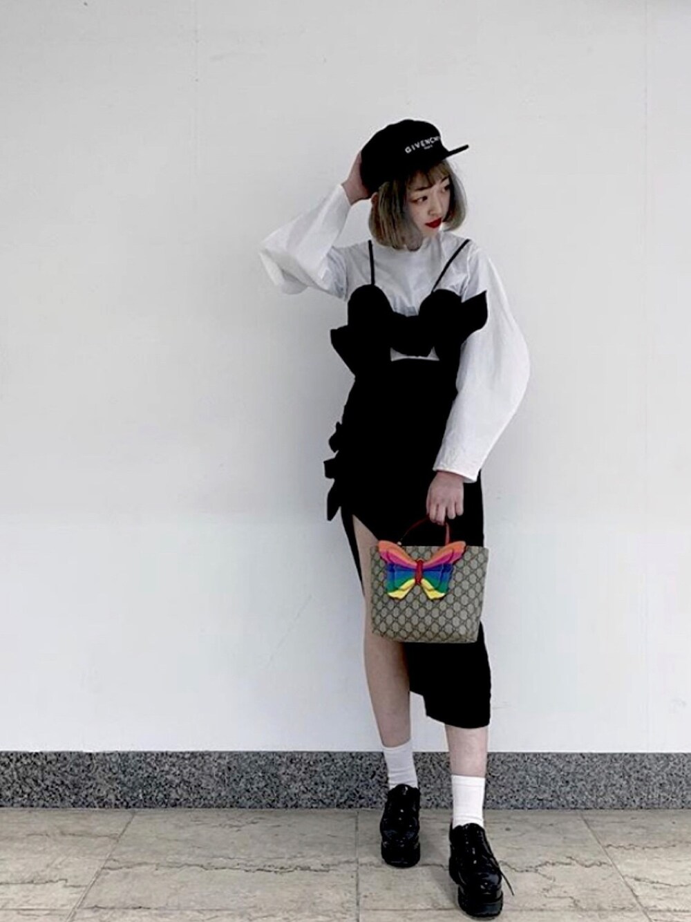「シンプル、ootd、オトナ女子、おでかけコーデ、おしゃれさんと繋がりたい、モノトーンコーデ、韓国ファッション、インポートアイテム、ハイブランドキッズ、大人カジュアル」｜「Narcissusのアイテム（シャツ/ブラウス、ブラック系）」を使った、Kim Tataさん（レディース・162cm）の冬コーディネートの1枚目の写真