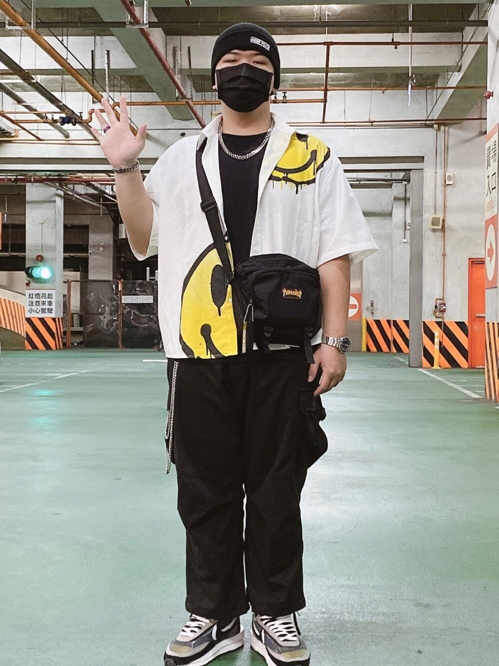 ホワイト系のシャツ/ブラウス、ブラック系のTシャツ/カットソー、ブラック系のバッグを着用したメンズの冬コーディネートの1枚目の写真