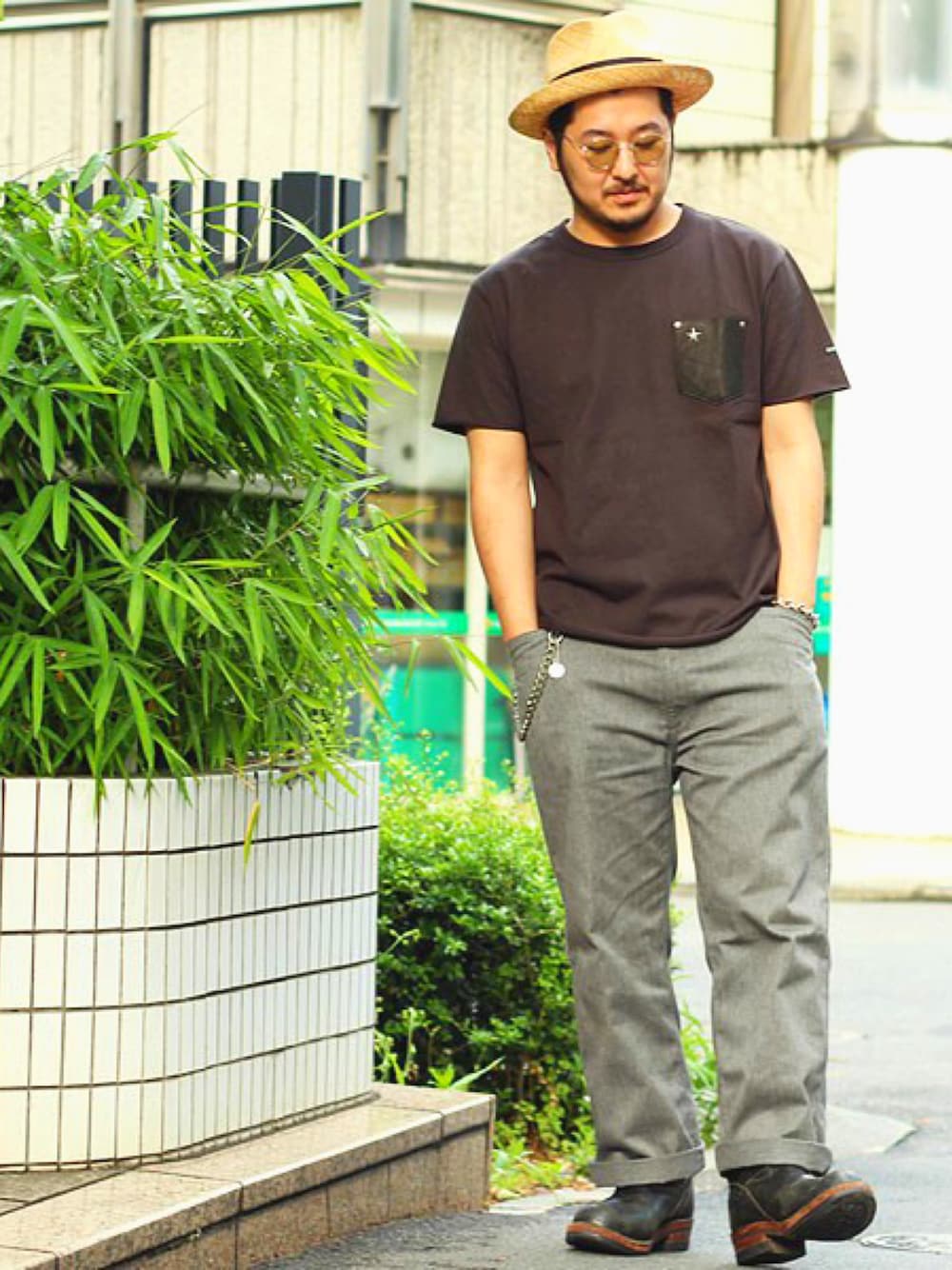 「シンプル、オトナカジュアル、Tシャツ、ハット、むぎわら帽子、サングラス、ワークパンツ、SCHOTT、Schott East」｜「schottのSchott(ショット)  DEER POCKET TSHIRTS ONE STAR  ディアポケット Tシャツ ワンスター（Tシャツ/カットソー、ブラック系）」を使った、omata takayaさん（メンズ・172cm）の夏コーディネートの1枚目の写真