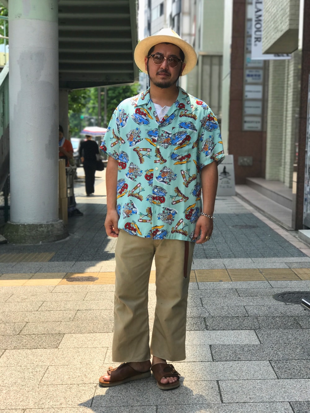「真夏日、ゆるコーデ、開襟シャツ、outfit、サンダル、アロハシャツ、レーヨンシャツ、SCHOTT、Schott East」｜「schottのSchott/ショット/HENLEY NECK TSHIRT/ヘンリーネック Tシャツ（Tシャツ/カットソー、ホワイト系）」を使った、omata takayaさん（メンズ・172cm）の夏コーディネートの1枚目の写真
